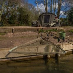 Trakker Sanctuary T3 Landing Net -Trakker trakker sanctuary t3 landing net lifetsyle 2